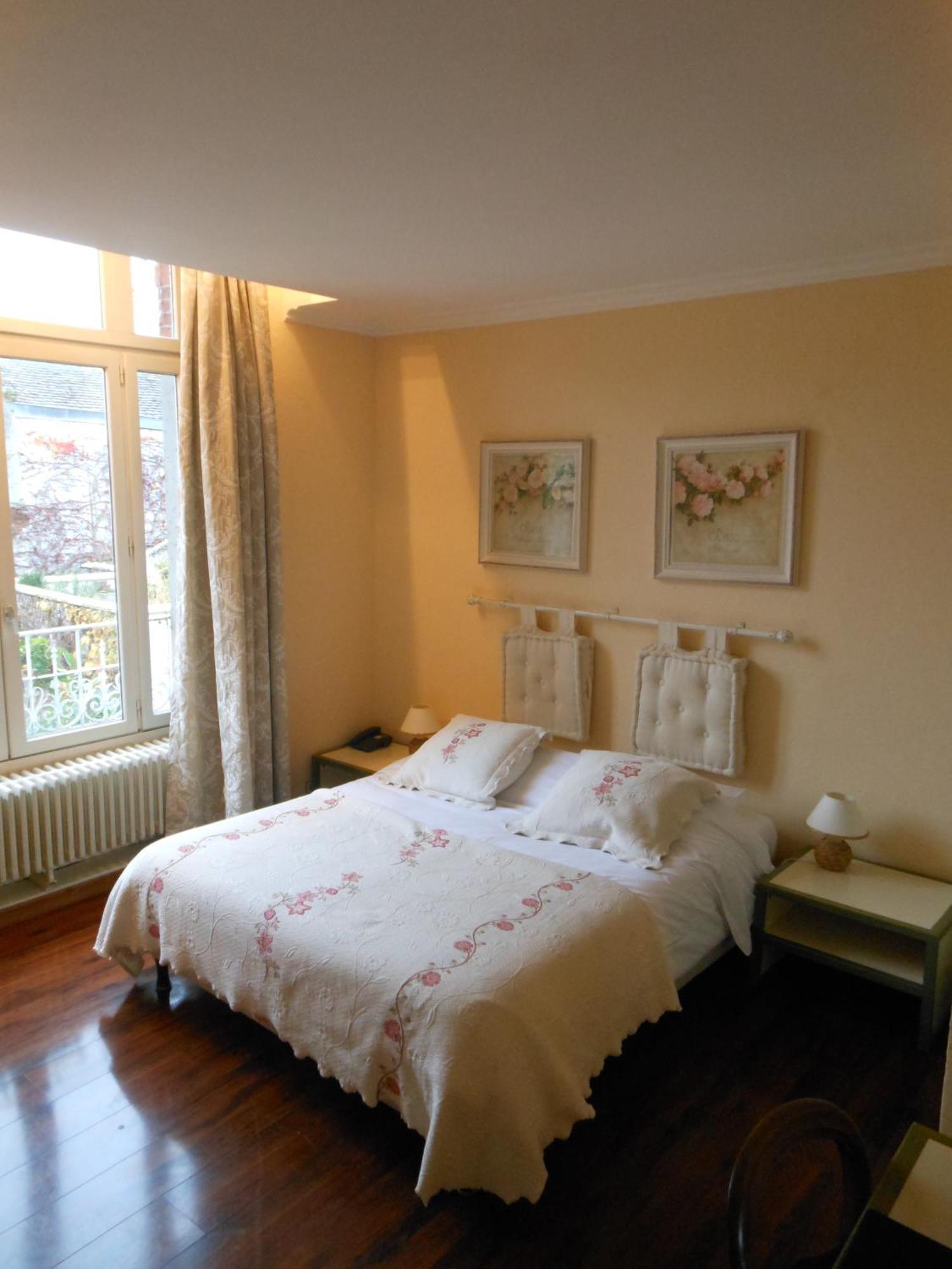 Logis - Hotel Restaurant L'Ecu De France Malesherbes Ngoại thất bức ảnh
